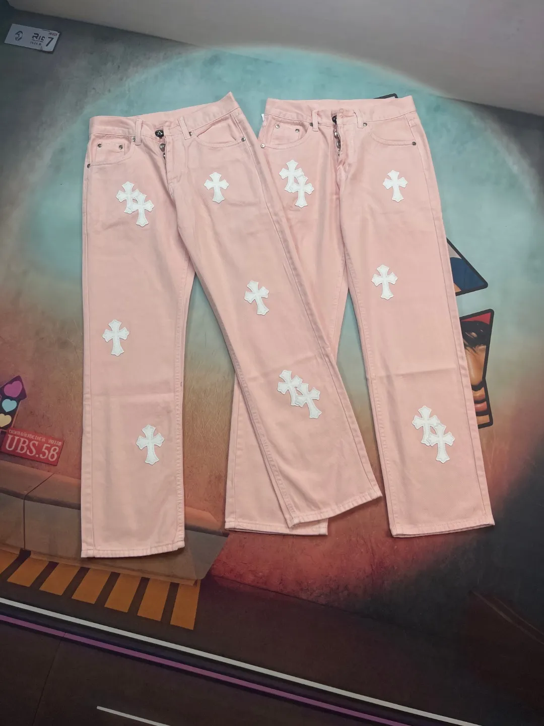 🅿️310 🔘Model No.-KL175 🔘Cro Heart𝐂𝐡𝐫𝐨𝐦𝐞 𝐇𝐞𝐚𝐫𝐭 Sex Limited Edition Girls Sakura Pink Cow White Leather Jeans* The color of these pants is super sweet pink, and the denim fabric is full of texture. The white cross pattern on it is so eye-catching, it is a classic element of Crow Heart, and it instantly makes it trendy. The hardware accessories are also very exquisite, the buttons are uniquely designed, and the details are high-end. In terms of craftsmanship, there is nothing to say. The tailoring is neat and the wiring is neat. Everything shows excellent quality. The matching suggestions are as follows: Sweet girly style: Pair it with a white midriff-baring crop top, a pair of pink thick-soled Mary Jane shoes, and a soft bear bag of the same color. It will give you a sweet girly atmosphere, which is perfect for going to an amusement park or shopping. Cool and sweet mix style: Wear a short black leather jacket on the upper body, a white lace bottoming shirt, black Martin boots, and a silver personalized necklace. The combination of cool and sweet is beautiful and sassy. Casual and lazy style: Wear a loose light purple sweater, tuck the corners into your pants, pair it with a pair of white sneakers, white stockings, and a pair of black sunglasses. It is casual and lazy, and super comfortable for daily travel.  Size: S M L XL (28.30.32.34) Color: Pink